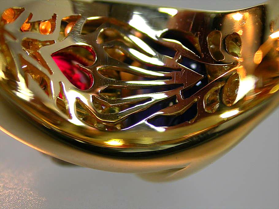 ミャンマー・モゴック産5.8カラット サファイアと1.7カラットルビーの指輪「ナーガ」